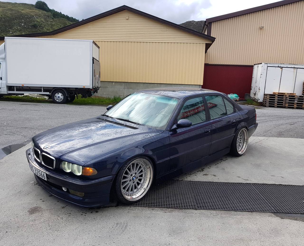 BMW 740i