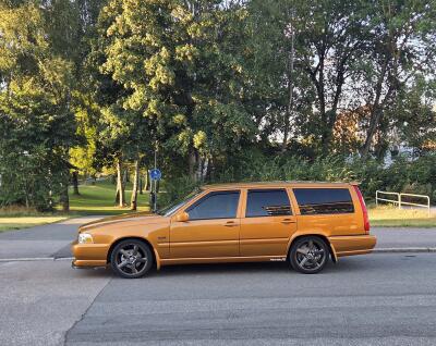 Volvo V70R FWD