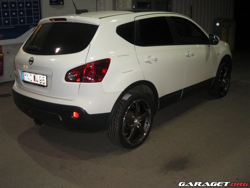 Nissan Qashqai J10 2.0 Tekna 4x4 Black and White (2009) - Garaget