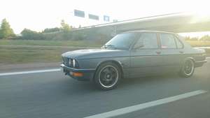 BMW E28 518is