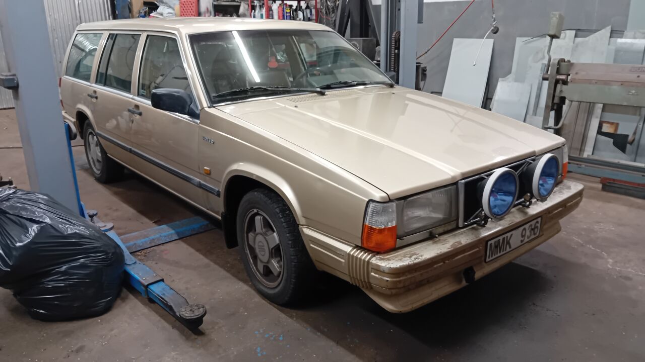 Volvo 745 GLE