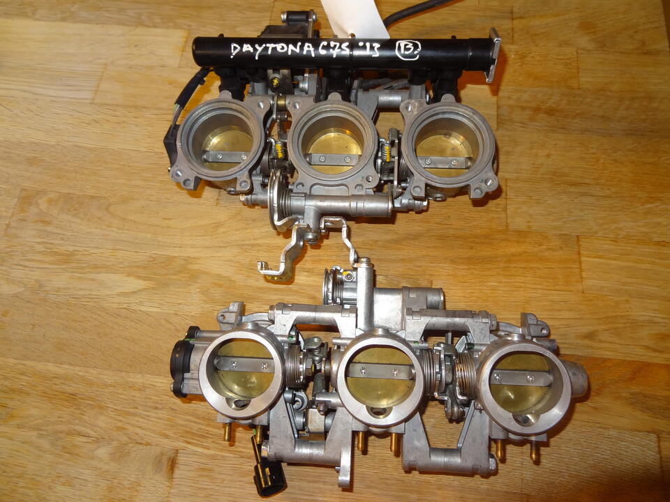 Säljes Ett par Triumph Daytona 675 spjällhus för trimning av 6